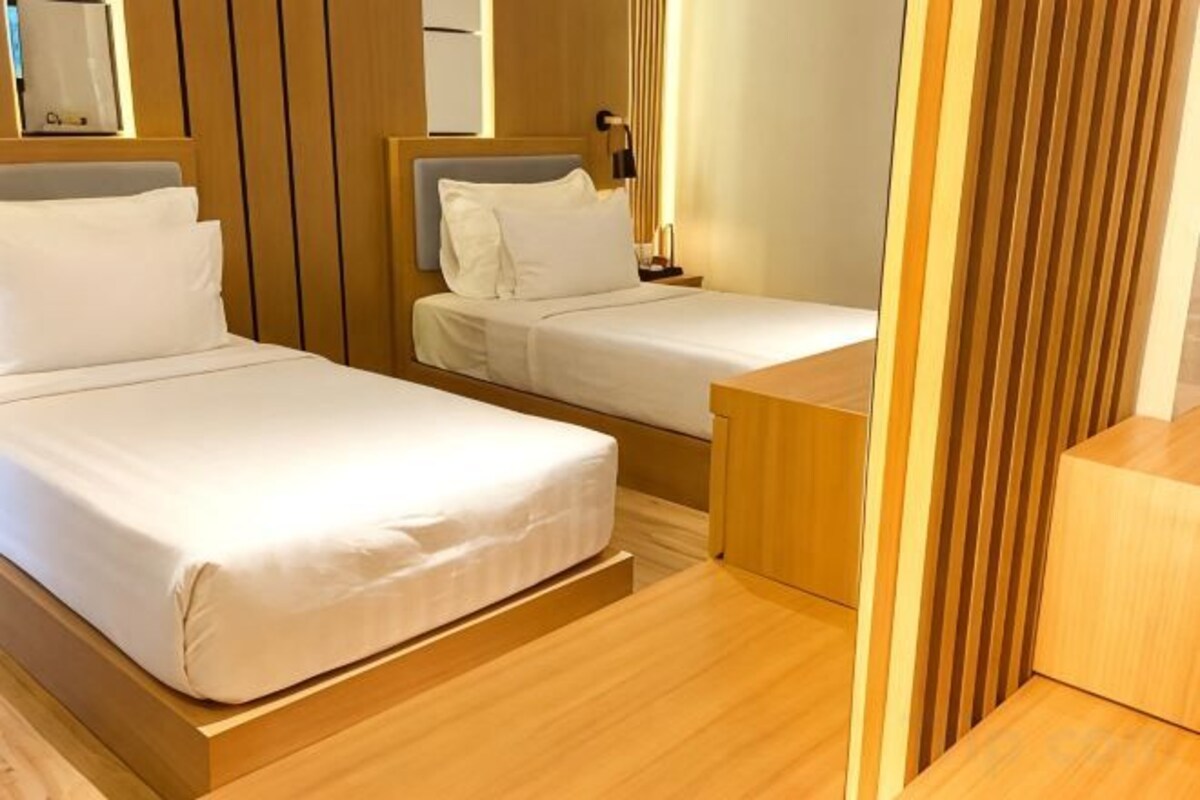Desk, laptop workspace, WiFi (free), bed sheets