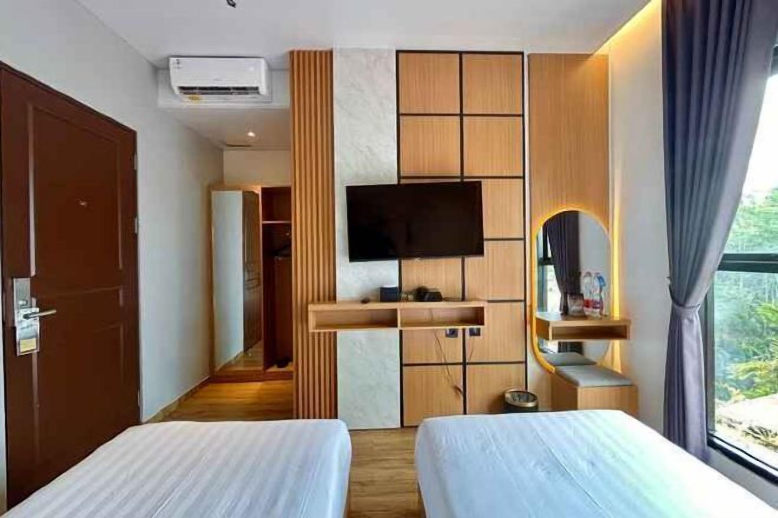 Desk, laptop workspace, free WiFi, bed sheets