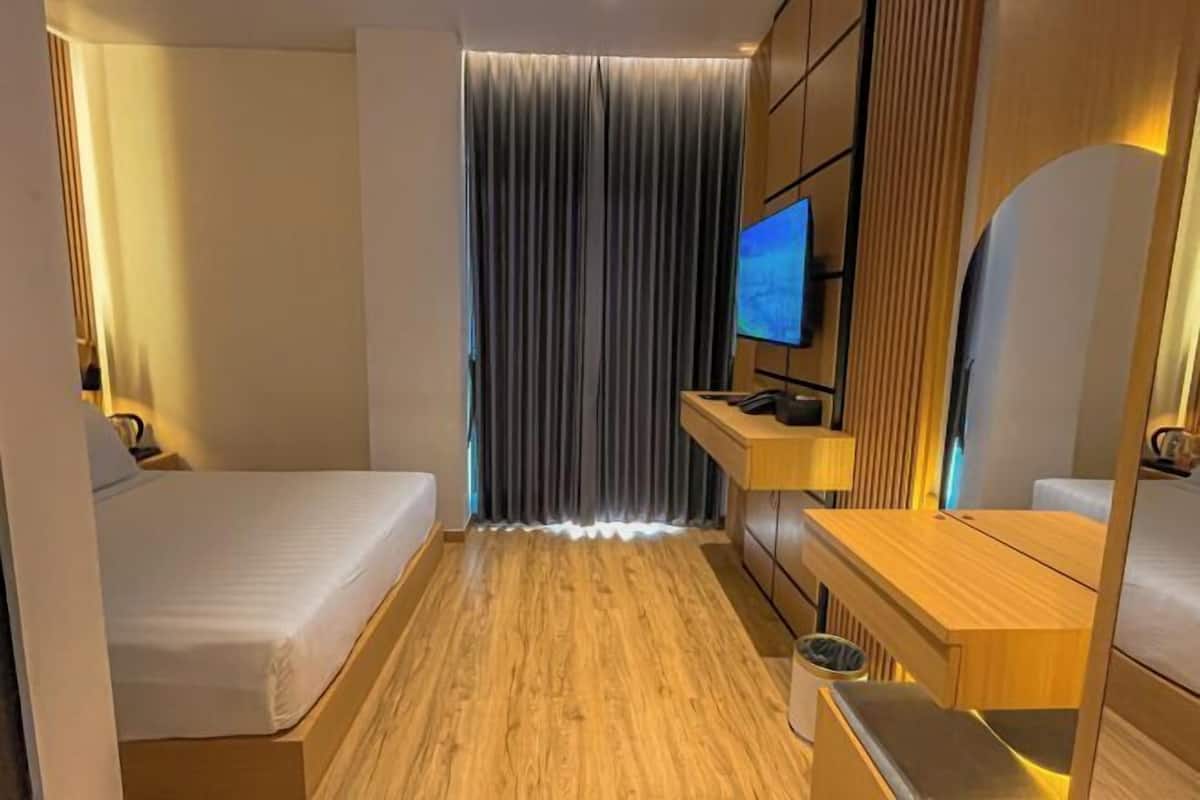 Desk, laptop workspace, free WiFi, bed sheets