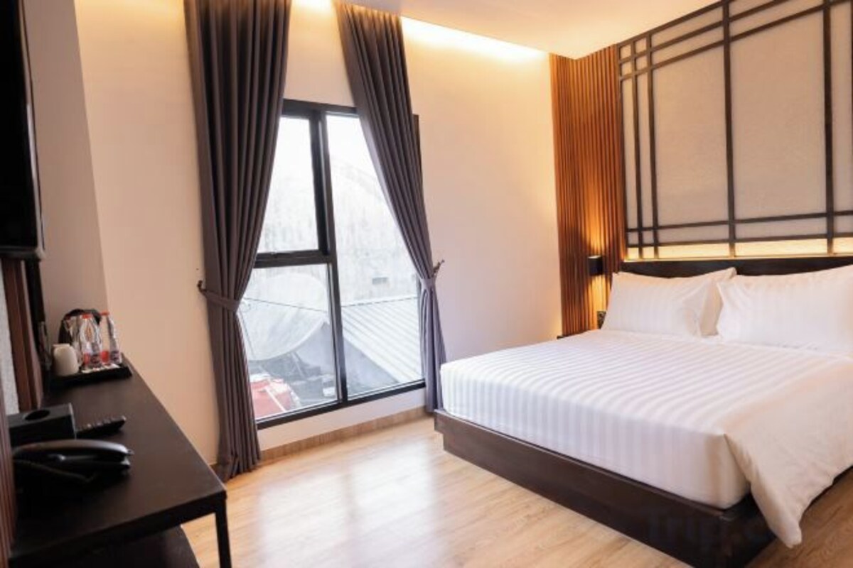 Desk, laptop workspace, WiFi (free), bed sheets
