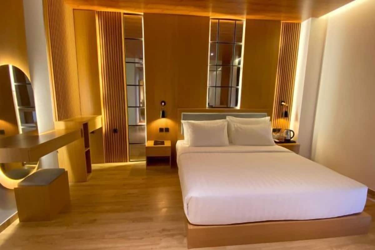 Desk, laptop workspace, free WiFi, bed sheets