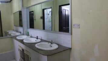 Standard Twin Room | Bathroom