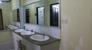 Standard Twin Room | Bathroom - Rainbow Hotel Vientiane (Vientiane)