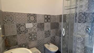 Doccia, asciugacapelli, asciugamani, sapone