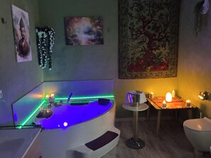 Chuveiro, banheira de hidromassagem, secador de cabelo, bidê