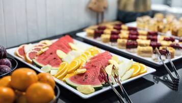 Ein Buffet mit verschiedenen Früchten und Desserts.