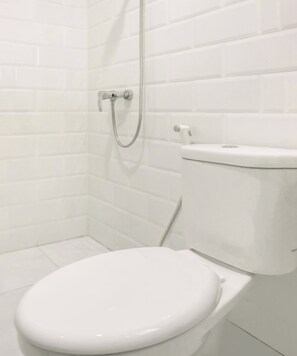 Standard Suite | Bathroom | Shower, towels - Hotel O Panakkukang Near Mall Panakkukang Formerly Golden White House (Makassar)