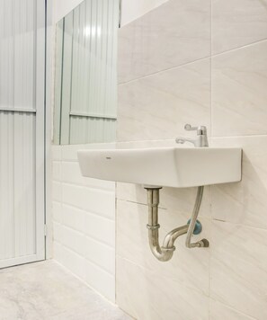 Standard Double Room | Bathroom | Shower, towels - Hotel O Panakkukang Near Mall Panakkukang Formerly Golden White House (Makassar)