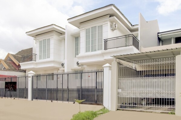 Front of property - Hotel O Panakkukang Near Mall Panakkukang Formerly Golden White House (Makassar)