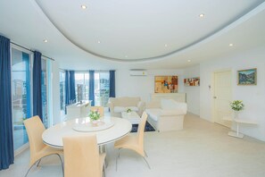 Presidential Room, Non Smoking, Hill View | Living area - Roomquest Utopia Kata and Residence (Karon)