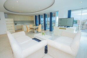 Presidential Room, Non Smoking, Hill View | Living area