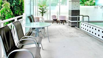 Hồ bơi trong nhà