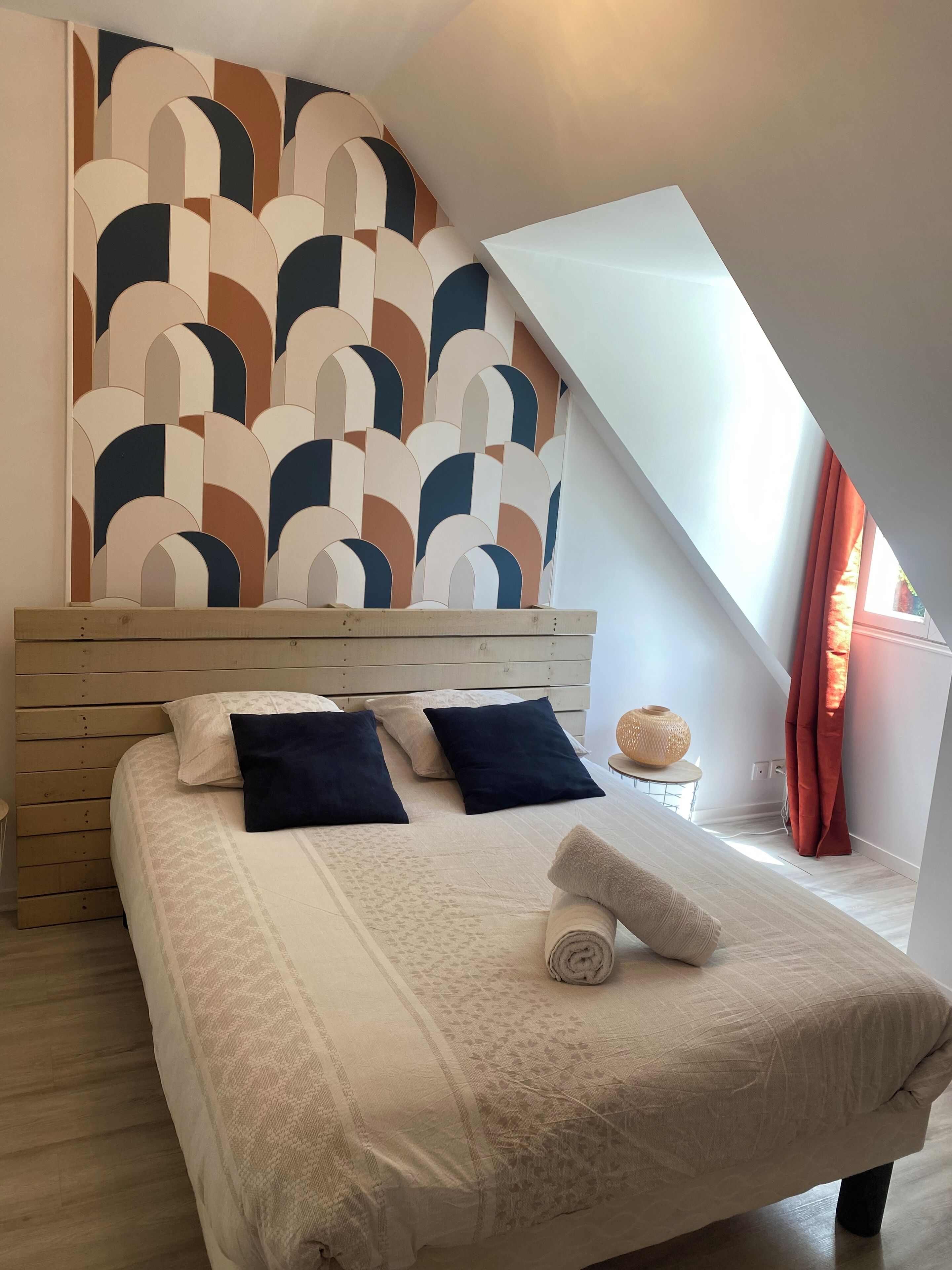 7 habitaciones, escritorio y tabla de planchar con plancha 