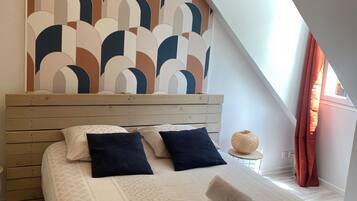 7 bedrooms, desk, iron/ironing board, travel crib