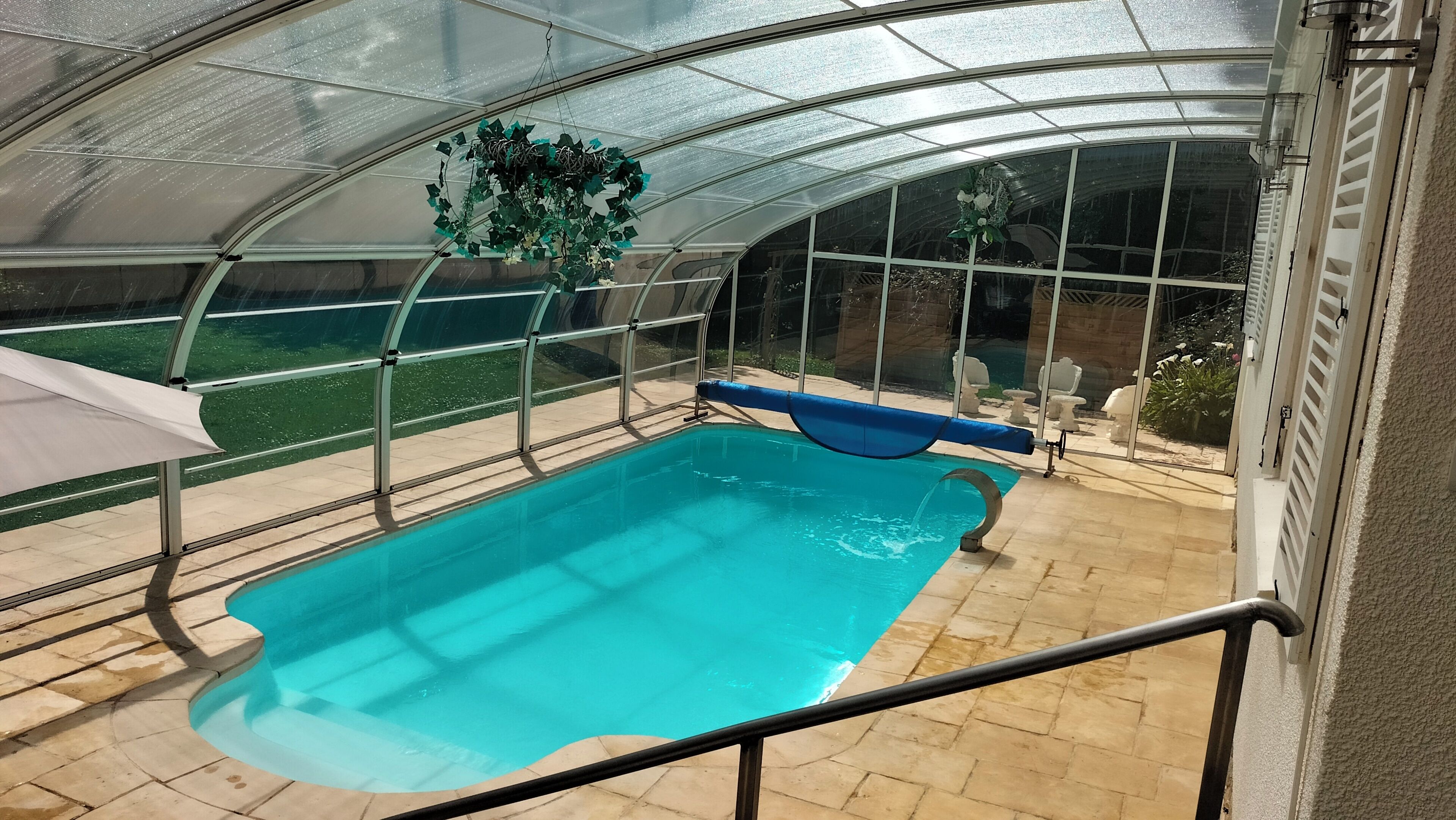 Una piscina techada, una piscina climatizada