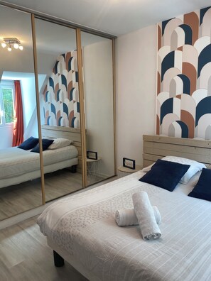 7 chambres, bureau, fer et planche à repasser, lit parapluie