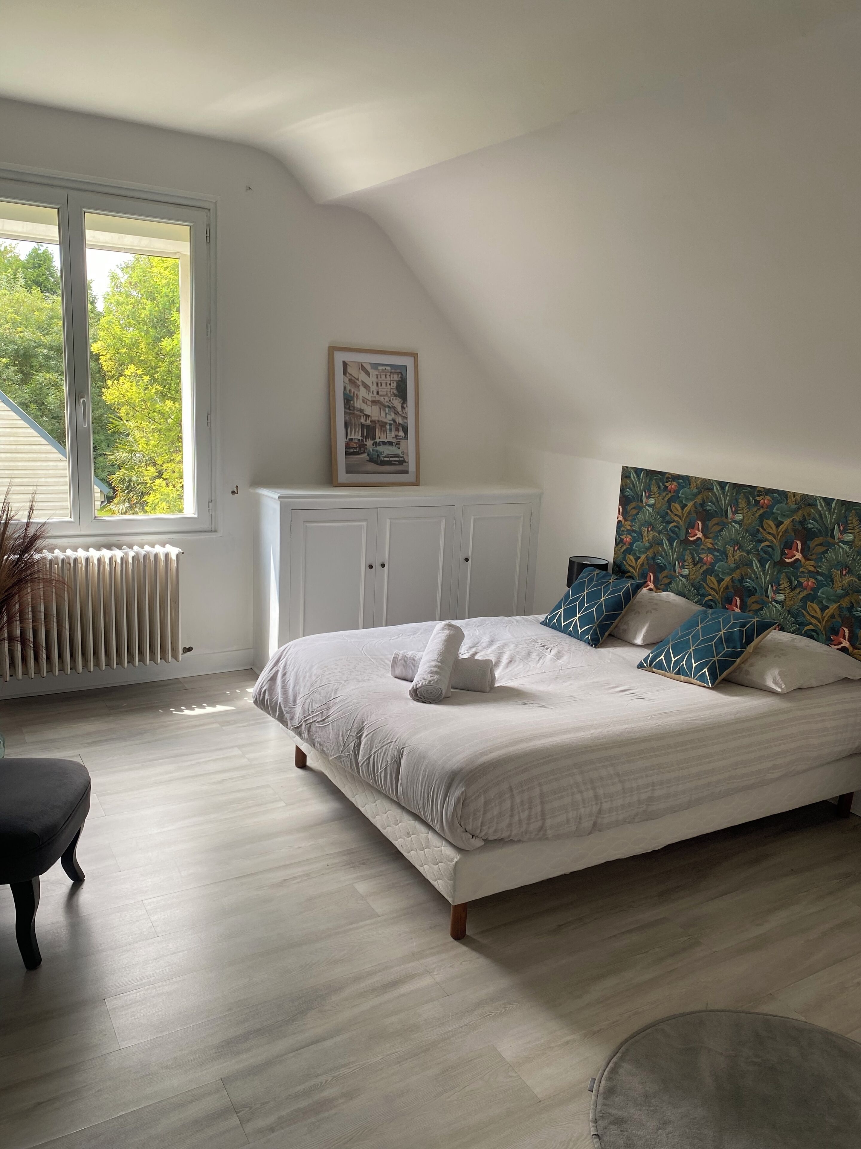 7 slaapkamers, een bureau, een strijkplank/strijkijzer, reisbedje