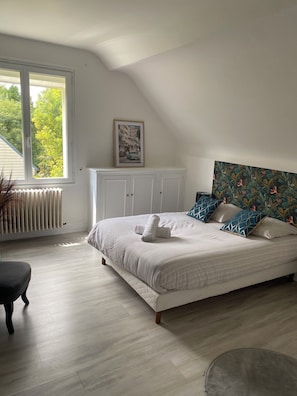 7 soverom, skrivebord, strykejern/-brett og reiseseng for barn