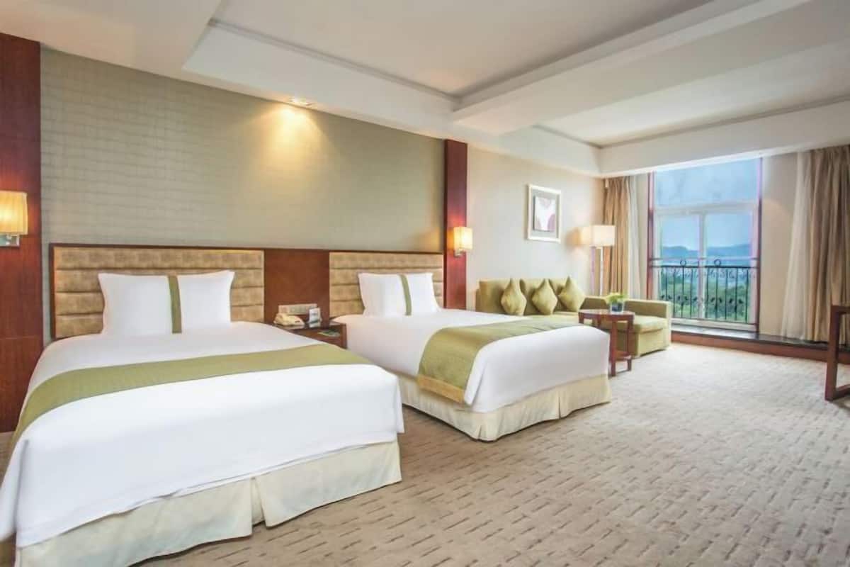 1 bedroom, blackout curtains, soundproofing, free WiFi