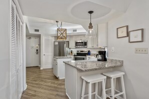 Condo Signature, Plusieurs lits, non-fumeur, vue sur la plage | Cuisine privée | Réfrigérateur, four à micro-ondes, un four, surface de cuisson