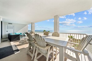 Condo tiện nghi đơn giản, 3 phòng ngủ, ban công, quang cảnh bãi biển | Quang cảnh ban công