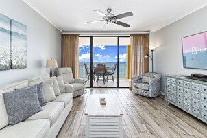 Signature Condo, 3 Bedrooms, Non Smoking, Beach View | Living room