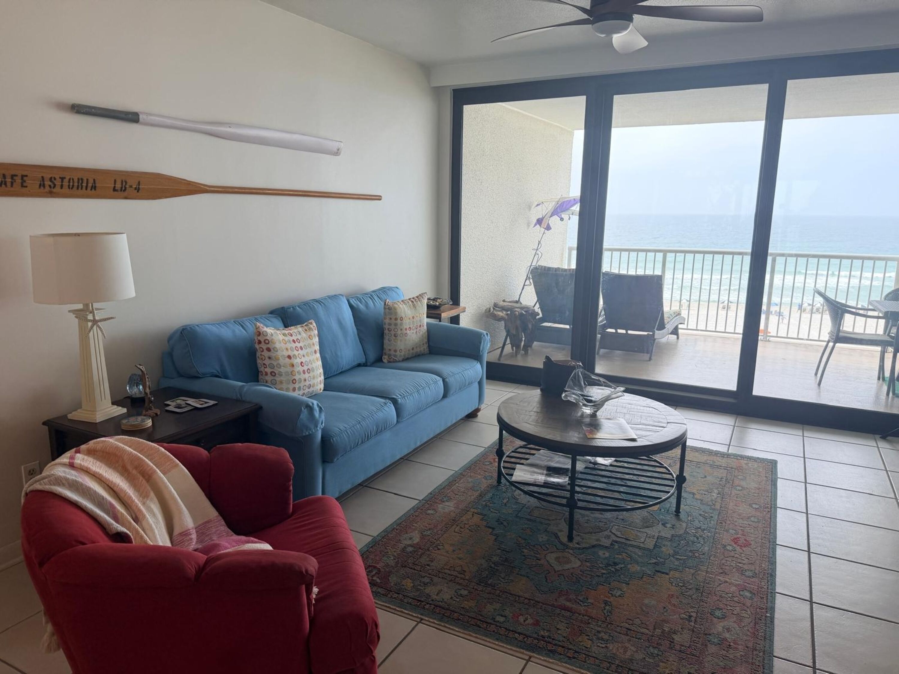 Apartamento família, sacada, vista para a praia | Sala de estar