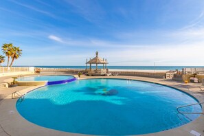 室内游泳池，室外游泳池