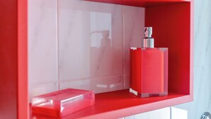 A bathroom with a red vanity and a mirror. - Italianway - Costaguta 75 (Rapallo)