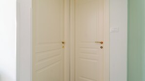 A closed white door with a gold handle and a keyhole. - Italianway - Costaguta 75 (Rapallo)