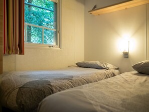 3 habitaciones, muebles diferentes y ropa de cama 