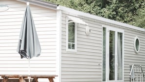 A mobile home with a picnic table and an umbrella. - Chalet in Olloy-sur-viroin With Patio (Viroinval)