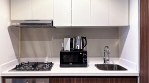 Deluxe Apartment, 1 King Bed with Sofa bed | Private kitchen | Full-sized fridge, microwave, oven, stovetop