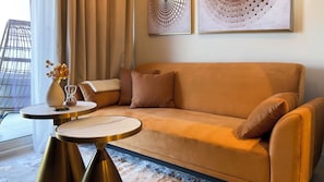 Deluxe Apartment, 1 King Bed with Sofa bed | Living area