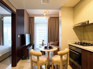 Refrigerador con freezer, microondas, horno, placa de cocina