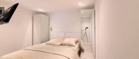 5 bedrooms, travel crib, free WiFi