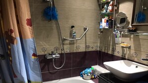 A bathroom with a bathtub, a sink, a shower, and a toilet. - Cozy 2-bedroom apartment with WiFi, AC in awesome Giza Governorate (Giza Governorate)