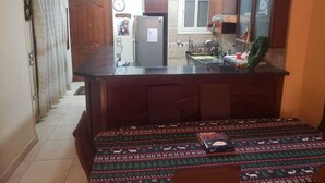 A compact kitchen with a central island, a refrigerator, and a sink. - Cozy 2-bedroom apartment with WiFi, AC in awesome Giza Governorate (Giza Governorate)