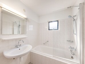 Bungalow | Bathroom - Bungalow in Veluwe Near Harderwijk (Putten)