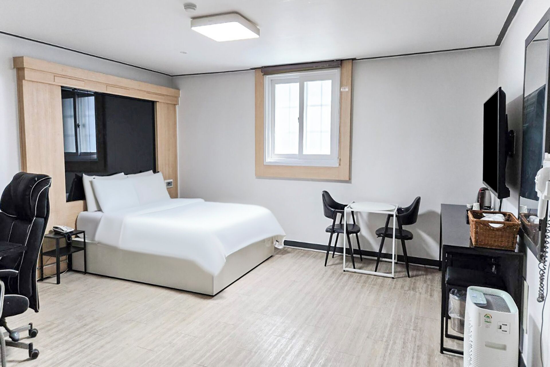 Standard 2PC | Premium bedding, free WiFi, bed sheets