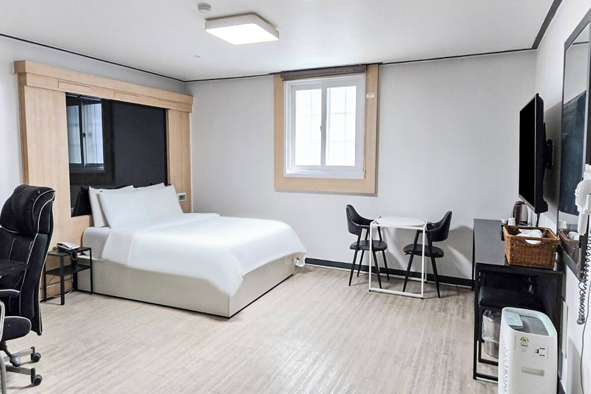 Standard 2PC | Premium bedding, free WiFi, bed sheets