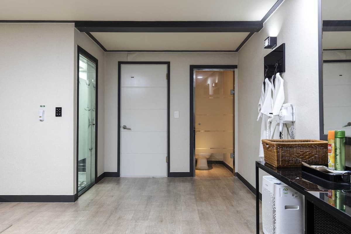 Deluxe Massage Chair | Premium bedding, free WiFi, bed sheets