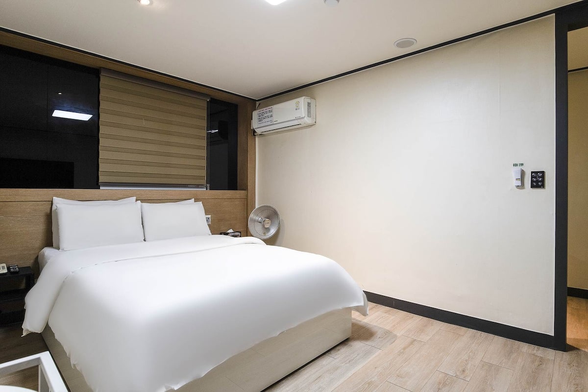 Deluxe Single Room | Premium bedding, free WiFi, bed sheets