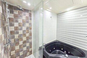 Suite | Salle de bain | Séchoir à cheveux, peignoirs, pantoufles, bidet