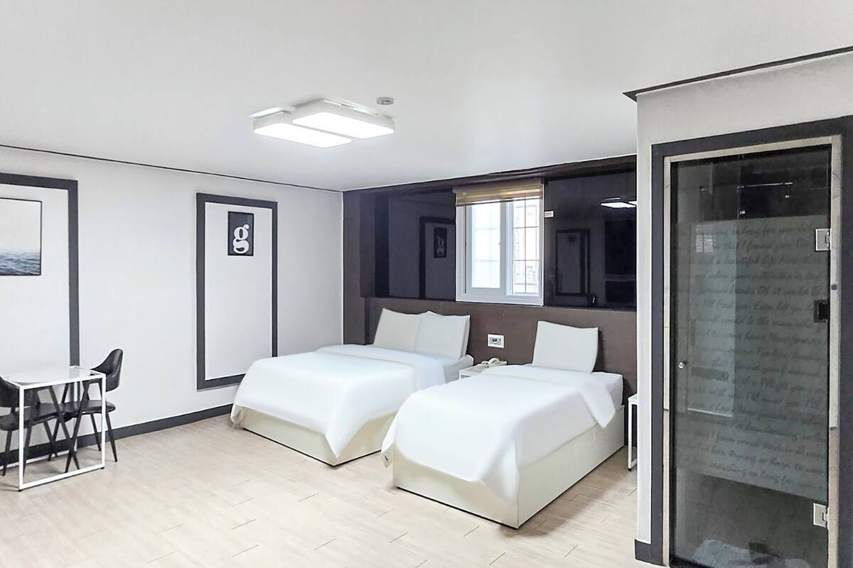 Suite | Premium bedding, free WiFi, bed sheets