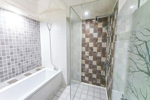 Deluxe eenpersoonskamer | Badkamer | Een haardroger, badjassen, pantoffels, een bidet