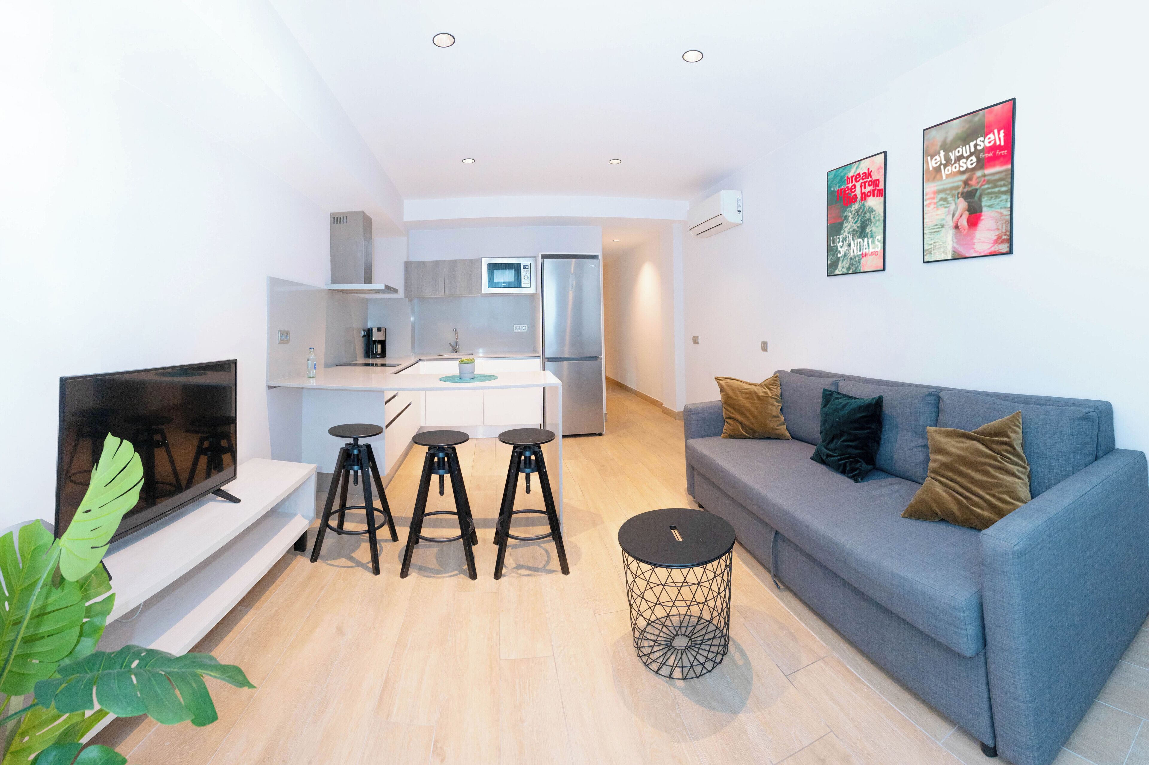 Apartamento superior | Zona de estar | Una televisión de pantalla plana