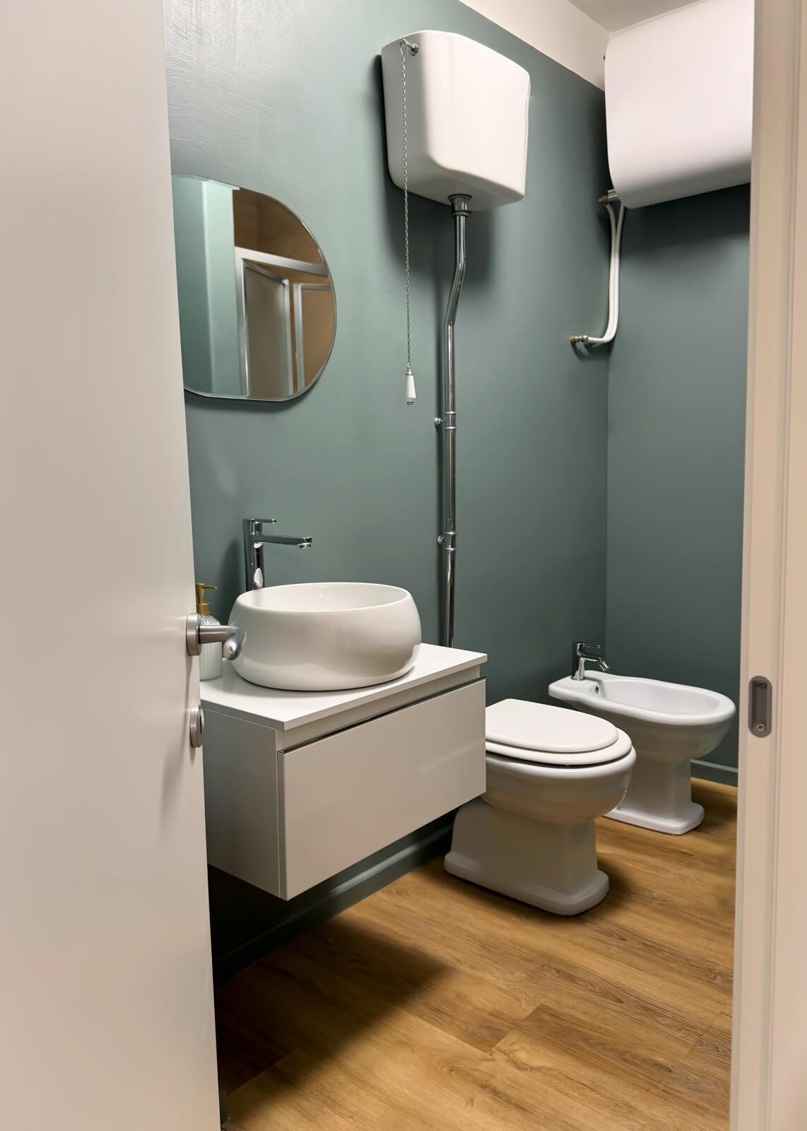 Douche, sèche-cheveux, bidet, serviettes fournies