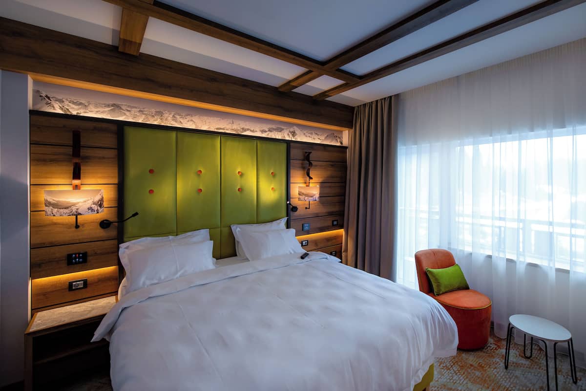 Egyptian cotton sheets, premium bedding, minibar, in-room safe