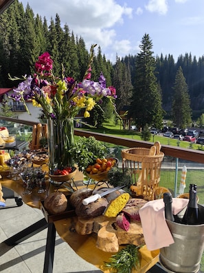Free daily buffet breakfast